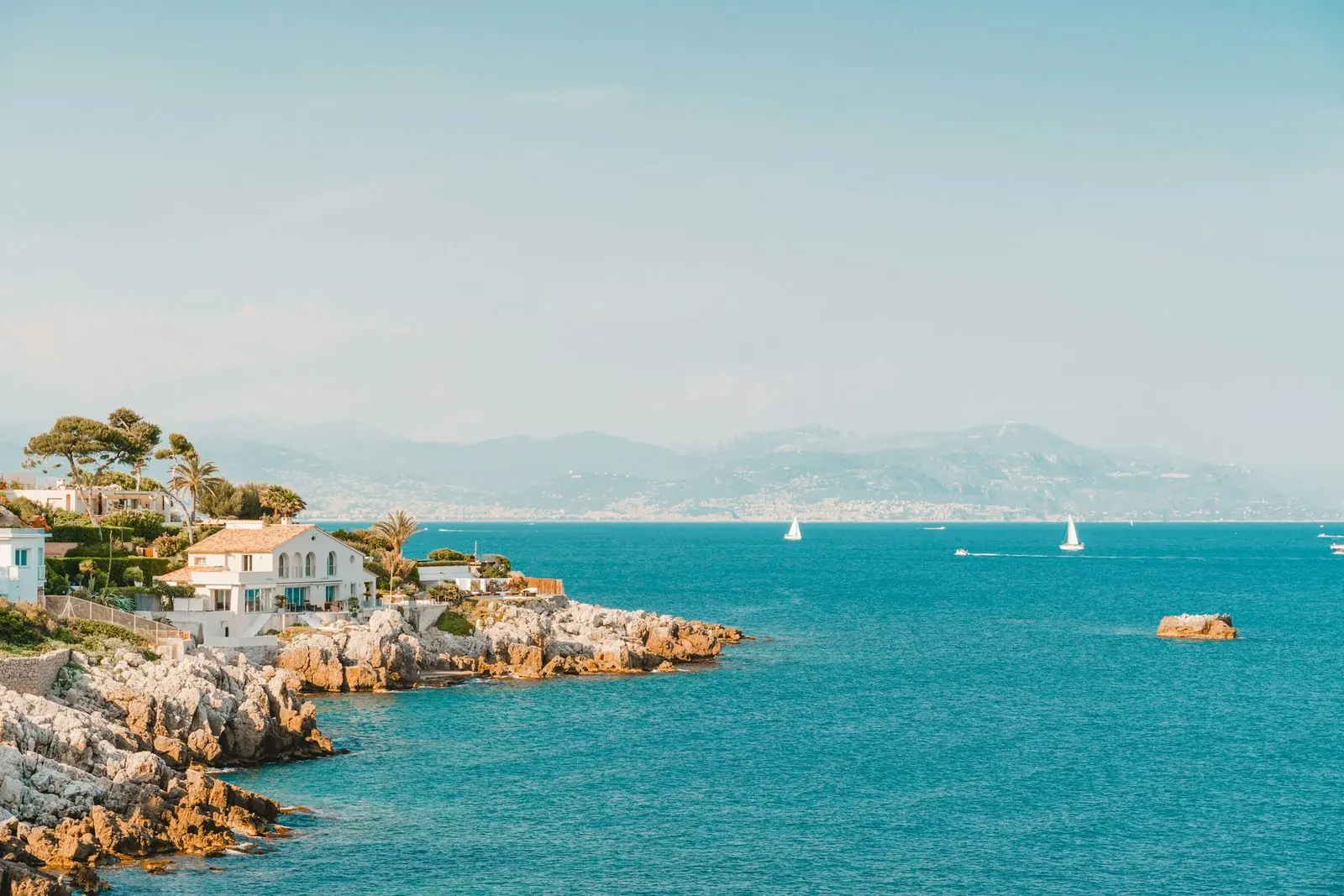 Le Cap d'Antibes, villa sur les rochers face à la Méditerranée