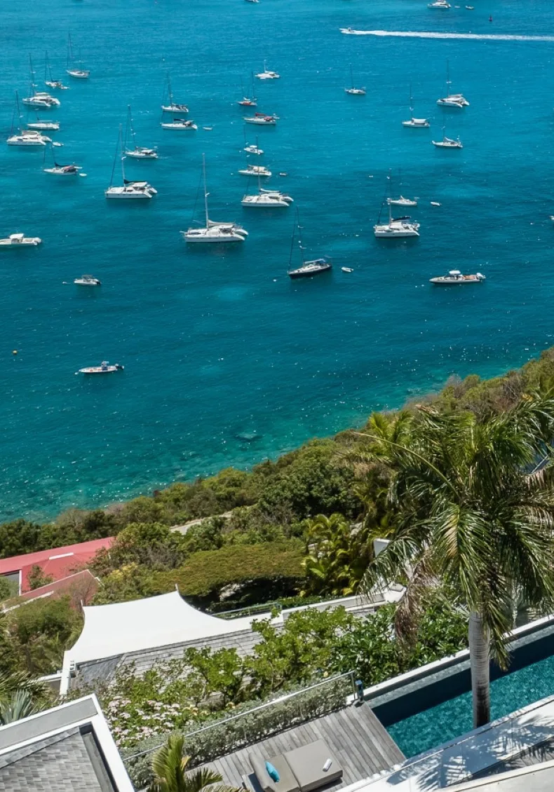 La baie de Gustavia vue depuis les hauteurs, voiliers au mouillage