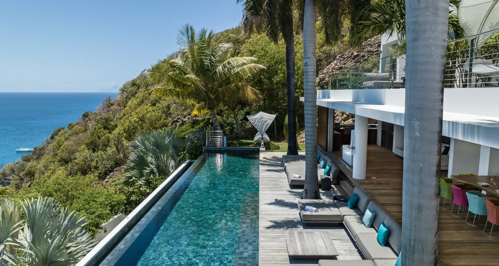 La piscine à débordement vue depuis les hauteurs