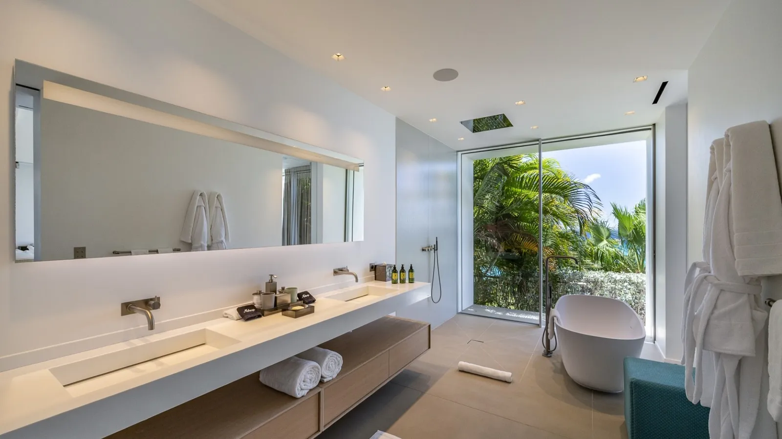 Une salle de bain avec baignoire face au jardin